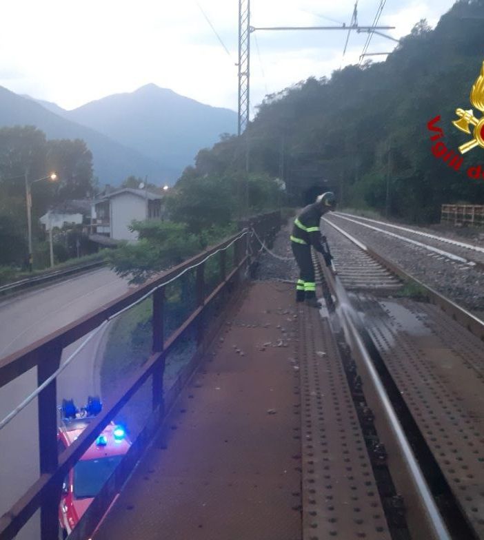 Traversina della ferrovia in fiamme a Vogogna