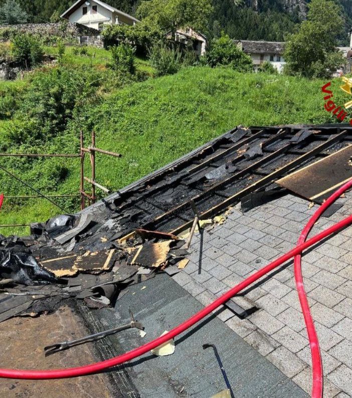 Premia, incendio sul tetto di un edificio del Comune