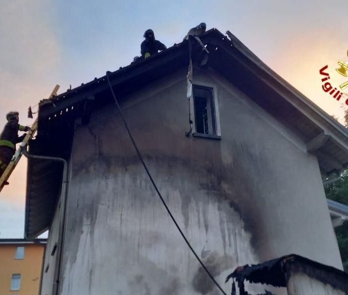 Incendio a Villadossola: in fiamme un capanno attrezzi