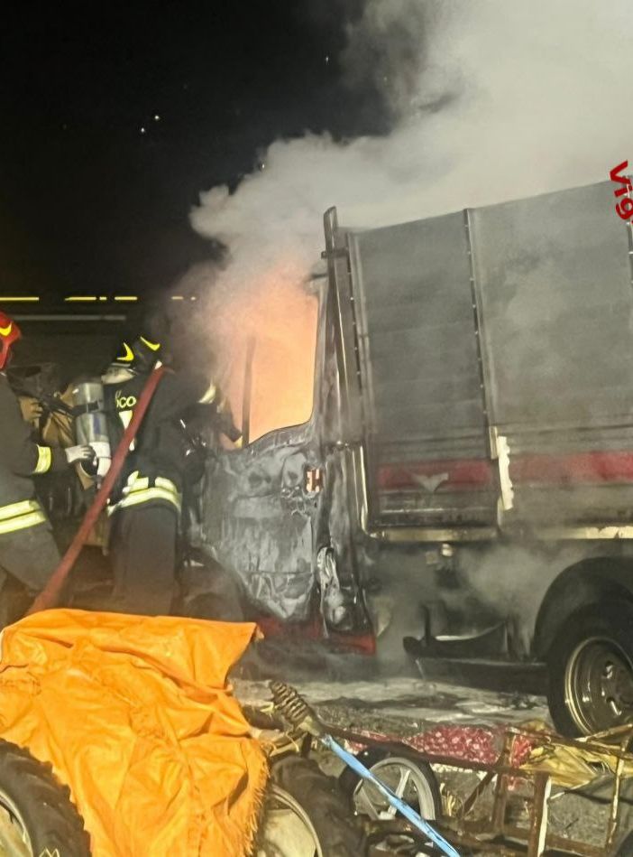 Incendio in un'azienda agricola a Montecrestese: in fiamme un autocarro