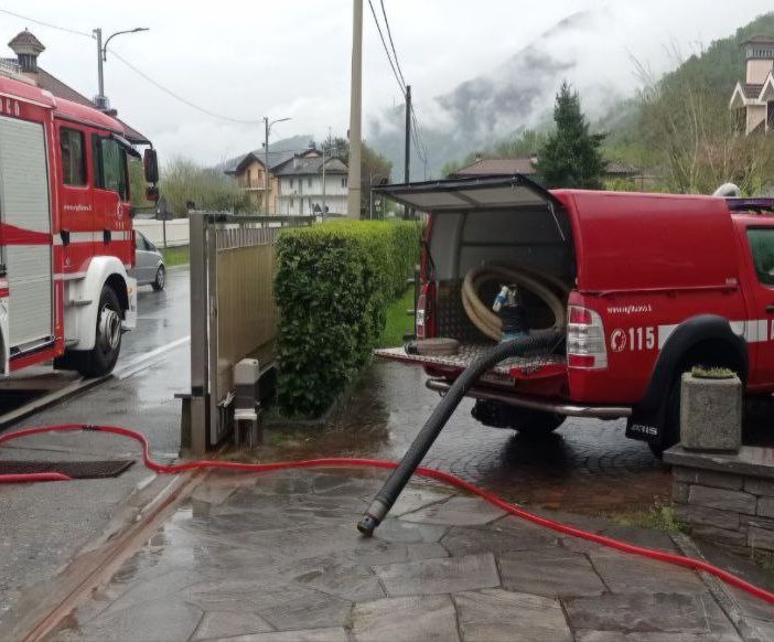 Alberi caduti, pali pericolanti e verifiche idrogeologiche: i Vigili del Fuoco ancora in azione FOTO