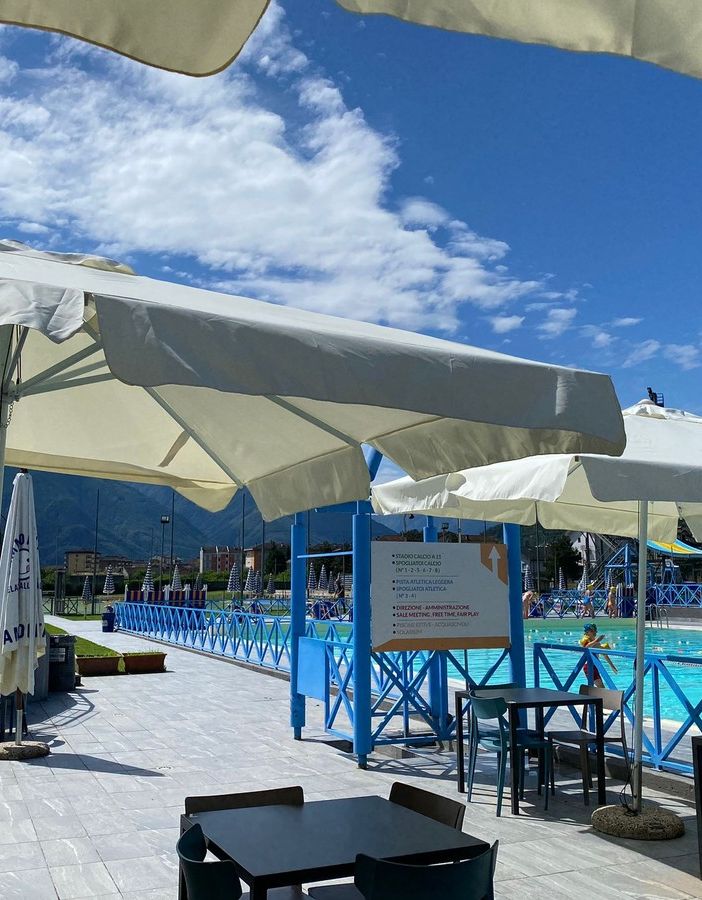 Maxischermo in piscina per la partita dell'Italia