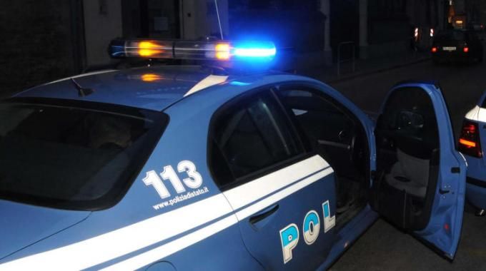 Tenta di truffare il cliente di un negozio facendosi cambiare 100 euro falsi e scappa, ma viene inseguito e preso