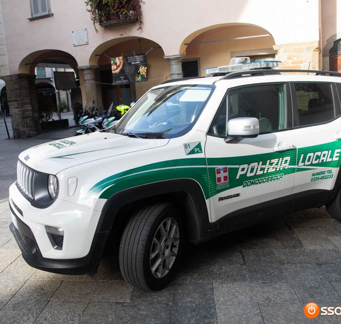 Circolava con un'auto sotto sequestro: patente revocata dalla polizia locale