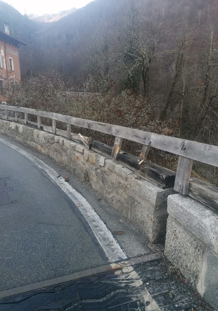 Ponte di Ribellasca, verranno sostituite le barriere in legno danneggiate