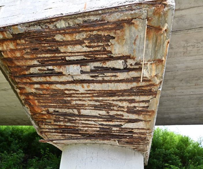 Piloni &quot;scrostati&quot; anche al ponte di Zornasco FOTO