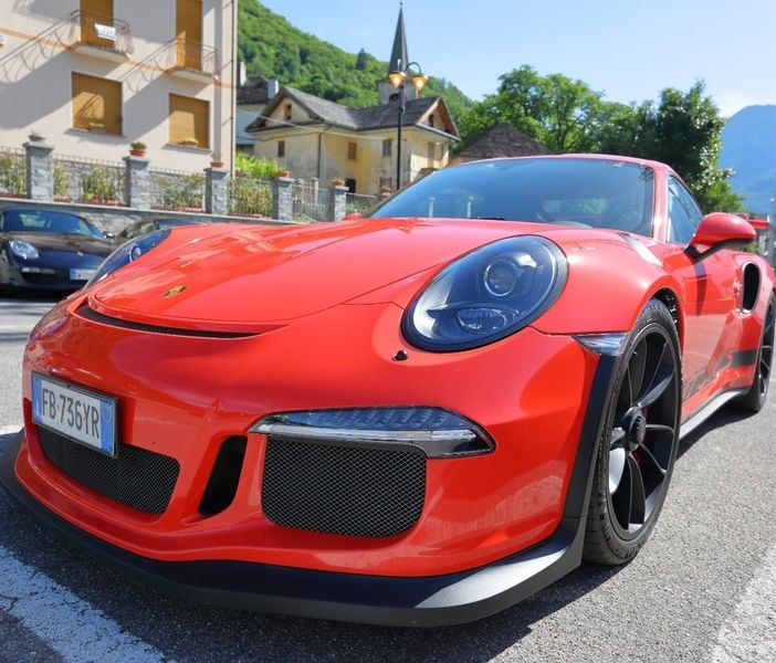 Domenica la terza edizione del raduno italo-svizzero di Porsche