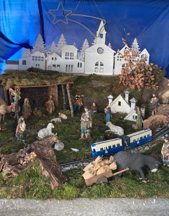 Coimo si veste a festa con gli originali presepi FOTO