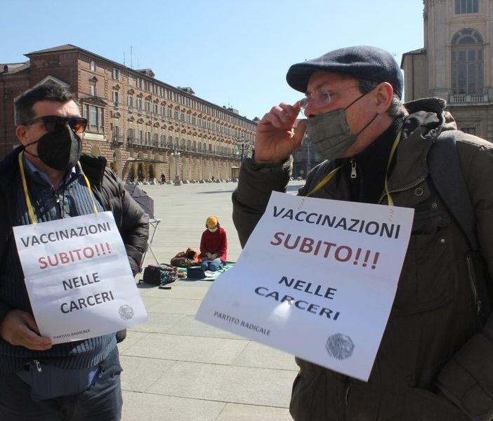 Sit in dei Radicali a Torino: “Subito vaccini nelle carceri piemontesi” VIDEO