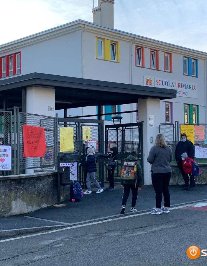 Alle Kennedy di Domodossola la silenziosa e colorata protesta dei bimbi costretti alla Dad FOTO