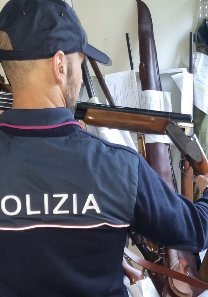 La polizia intensifica i controlli sulla detenzione di armi: 61 sequestri