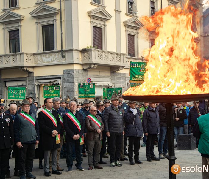 Le Penne Nere sfilano in cittá, domani al via le gare di slalom gigante a Domobianca FOTO E VIDEO