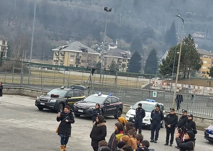 Crevoladossola celebra la Giornata della Gratitudine alle forze dell’ordine con gli studenti