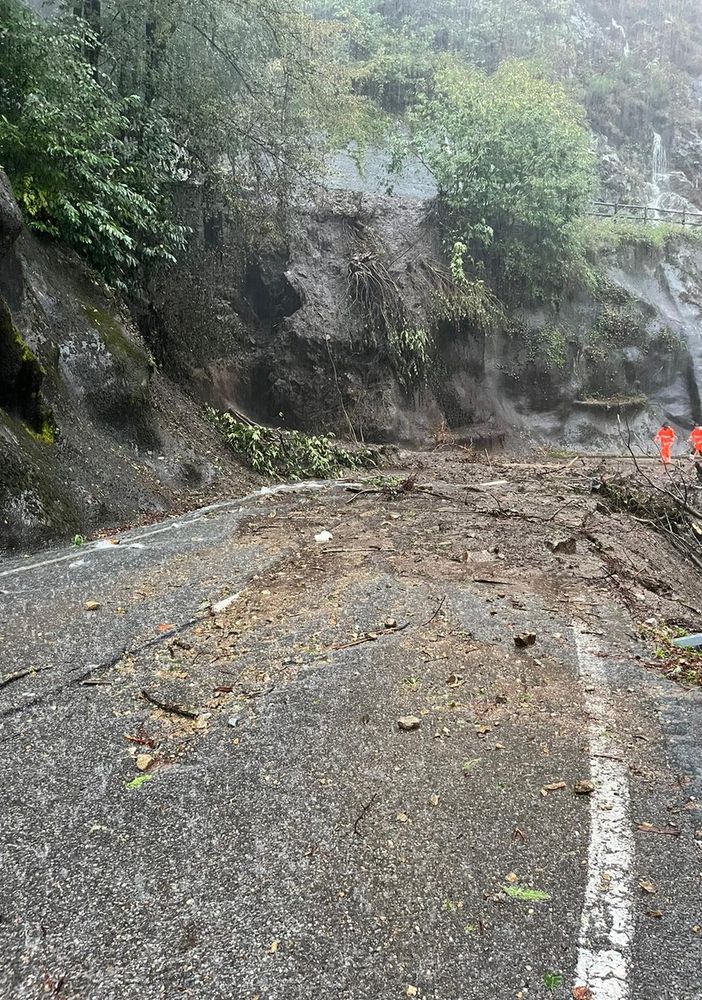 Frana ad Intragna, chiuse strada e ferrovia FOTO E VIDEO