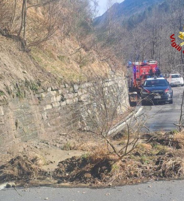Piccolo smottamento sulla statale 337 all'altezza di Coimo