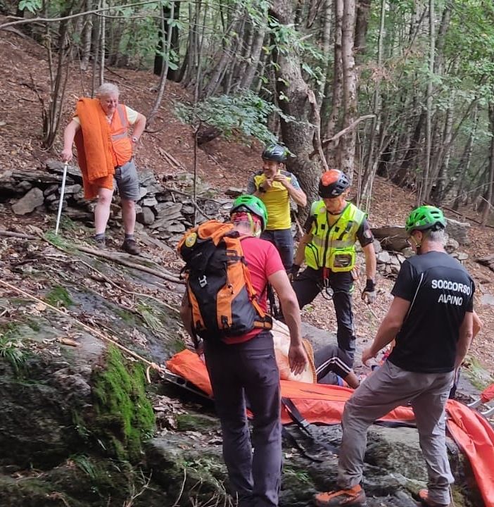 Si frattura una caviglia mentre cerca funghi, soccorsa in Valle Cannobina