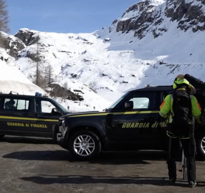 Tre ventenni lombardi bloccati sopra Devero, soccorsi dall'elicottero della Finanza VIDEO