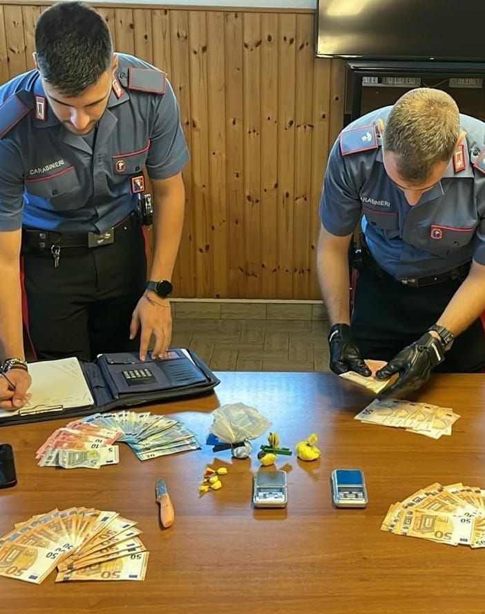 Un 53enne arrestato per spaccio in bassa Ossola. Un 'cliente' ingoia una dose di cocaina alla vista dei militari
