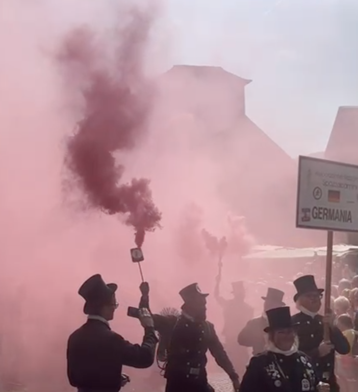 Grande successo per la sfilata degli spazzacamini VIDEO