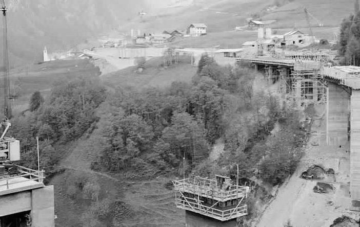 L'ardimentosa costruzione del viadotto che collega la strada statale 27 al raccordo coperto che porta al traforo