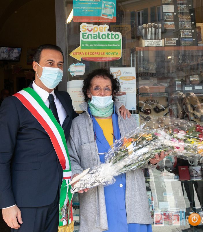 Il sindaco Pizzi dona un mazzo di fiori a Silvana Pironi per i 50 anni di attività