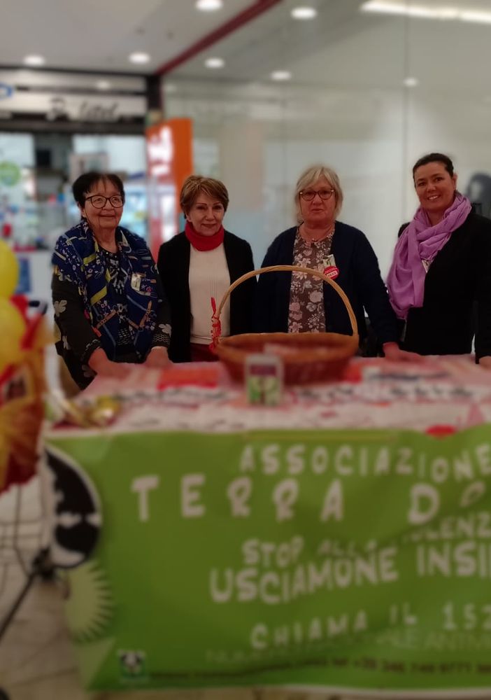 Terradonna impegnata nella spesa sospesa a favore delle vittime di violenza