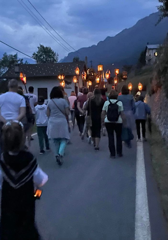 Nella foto la fiaccolata con le antiche lanterne
