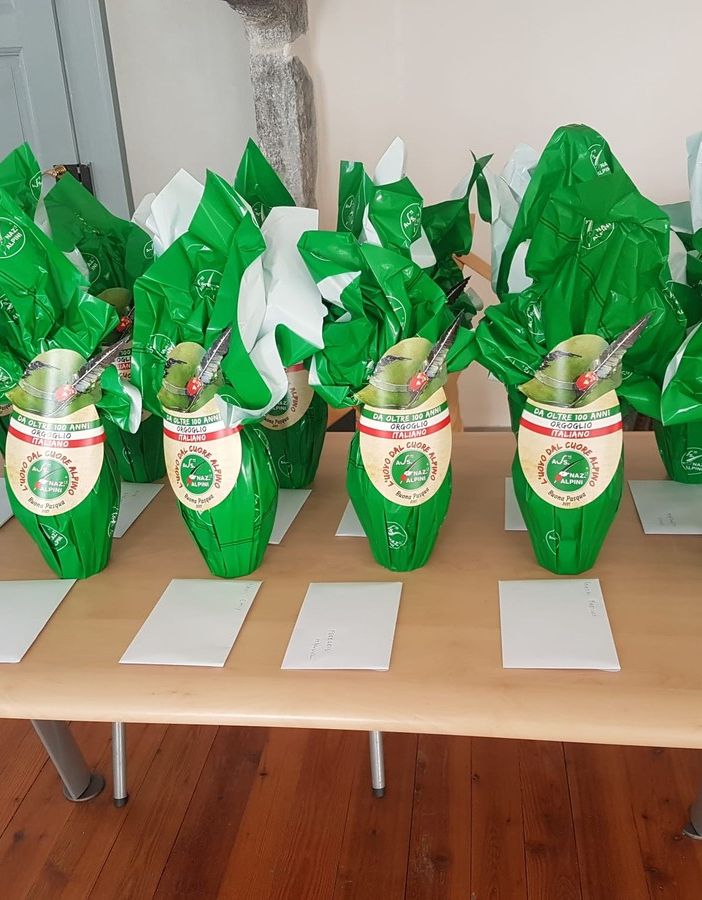 Gli Alpini di Toceno donano le uova di Pasqua alle scuole del paese