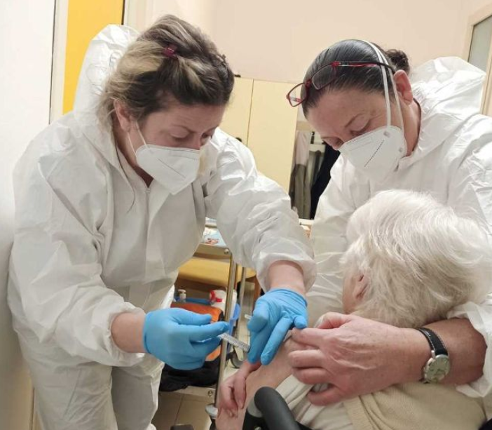 Oggi al via le vaccinazioni anti Covid nelle aziende e le preadesioni per la fascia 16-29 anni