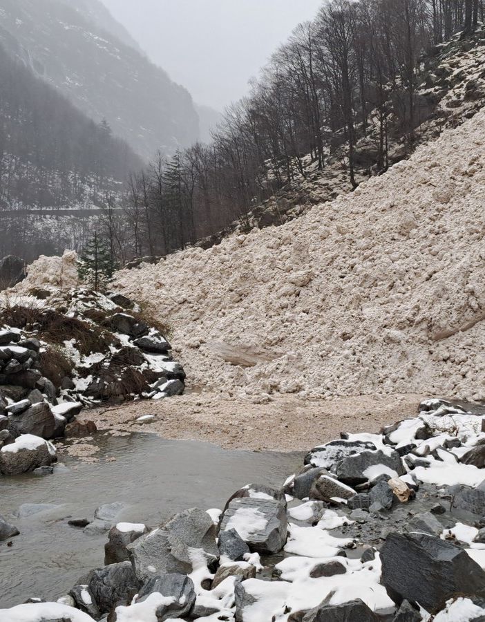 Valanghe a Paglino, strada internazionale chiusa FOTO E VIDEO