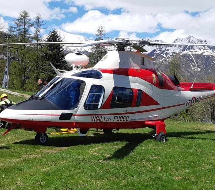 Un 50enne che stava facendo il brevetto di volo resta appeso ad un albero col parapendio