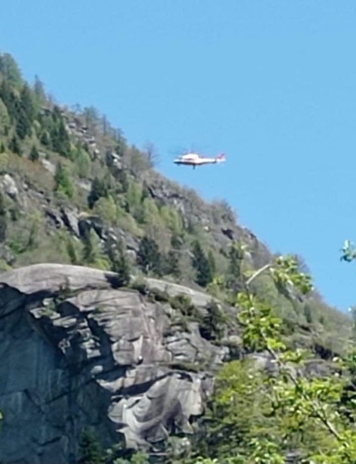 Bloccato in parete su una ferrata a Croveo, intervento dell'elicottero dei Vigili del fuoco VIDEO