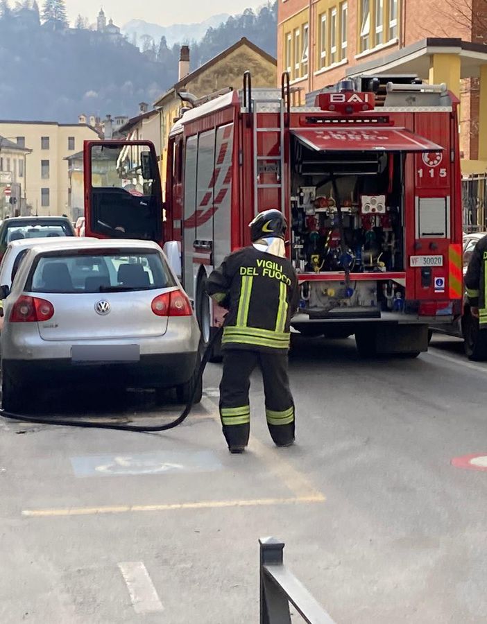 Fiamme sotto ad un'auto parcheggiata in via Ceretti FOTO