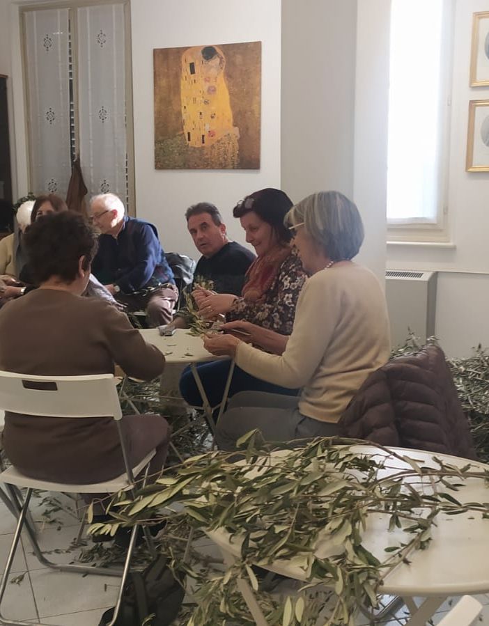 I volontari della parrocchia al lavoro per  imbustare i rami d'ulivo pasquali  VIDEO