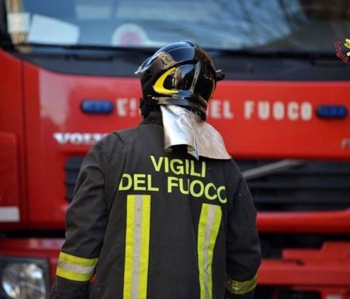 Per coprire le carenze i vigili del fuoco sono costretti a turni massacranti di dodici ore, straordinari continui e squadre con  una persona in meno per consentire i riposi