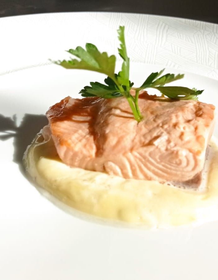 Trancio di salmone affogato con salsa tartara