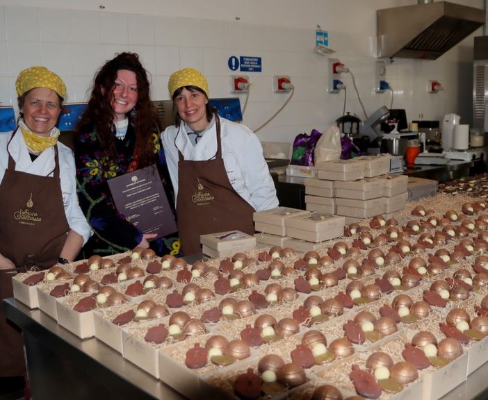 La neolaureata Benedetta Mostratisi con Paola e Cristiana Cabalà dell'Officina del Cioccolato