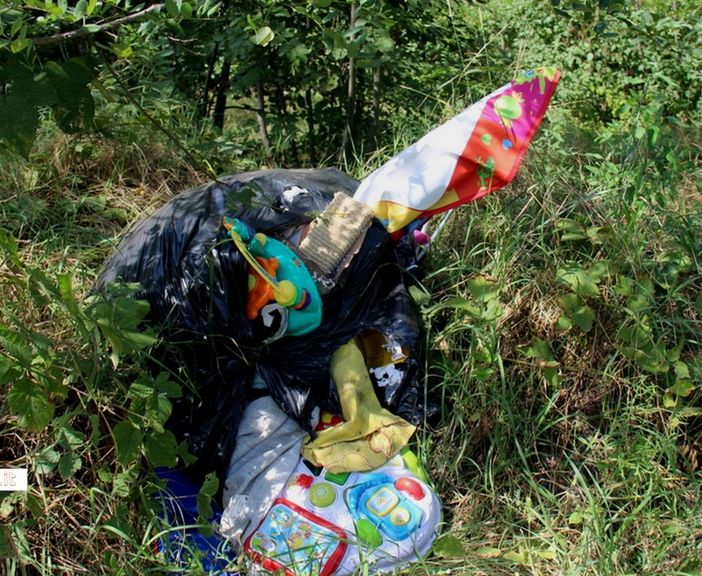 Incivile abbandona giocattoli lungo il canale Enel a Villadossola