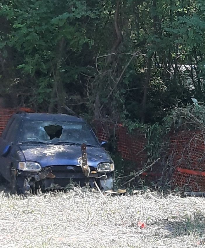 La carcassa di un'auto abbandonata da mesi tra Vogogna e Premosello