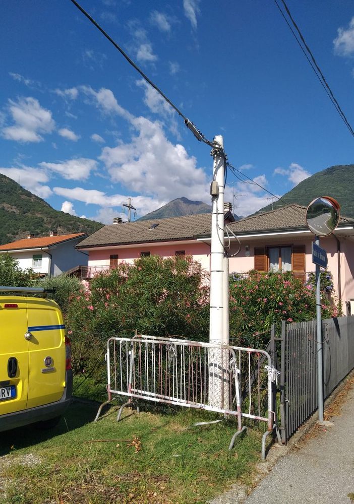 Rimesso a posto, dopo un anno, il palo della Telecom