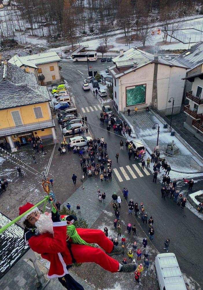 Ad Antrona Babbo Natale scende dal cielo....