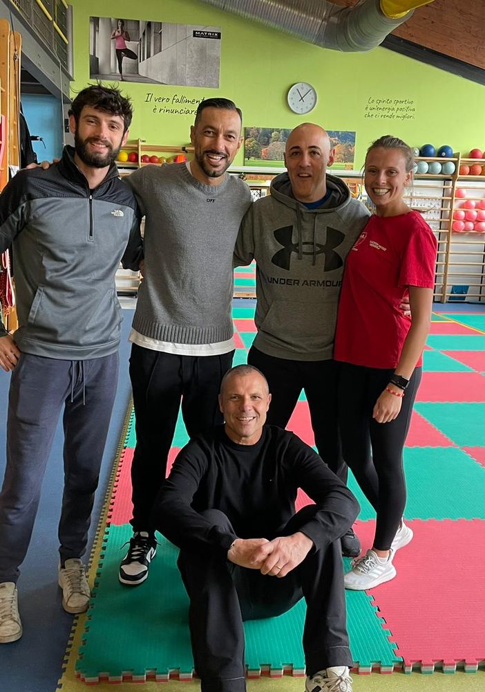 L'attaccante Fabio Quagliarella con lo staff del Centro di attività motorie di Domodossola