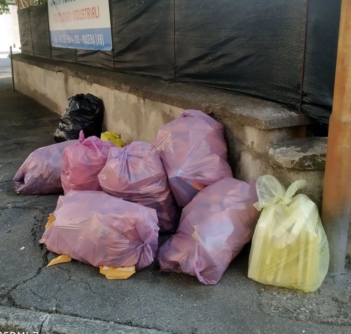 Rifiuti abbandonati da giorni in centro a Villadossola