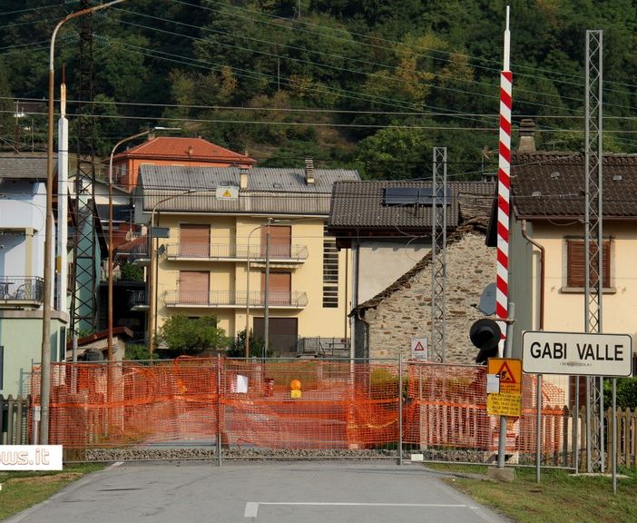 Tecnici al lavoro sulla linea Domodossola-Borgomanero