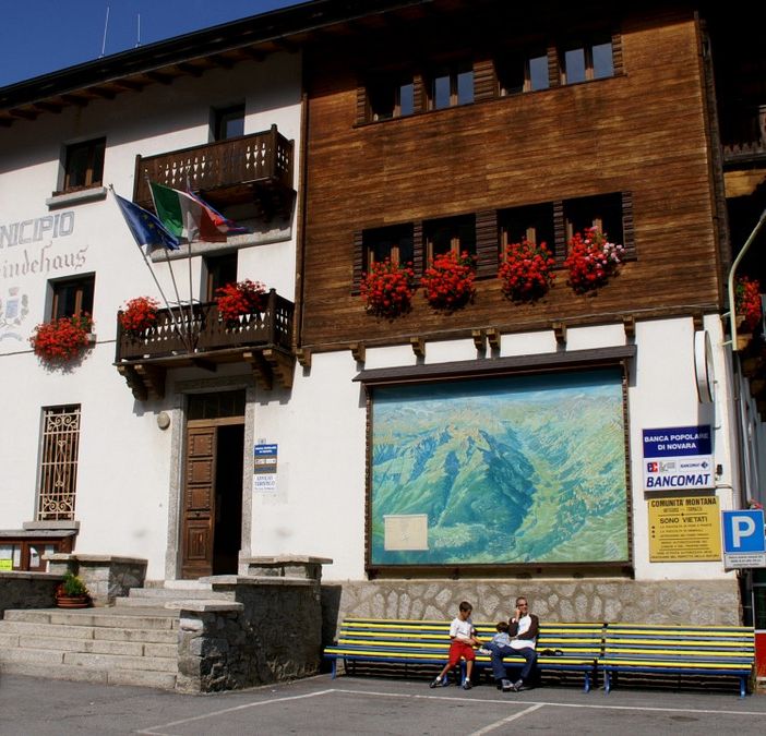 Un piumetto, un elmetto e una lunga penna nera