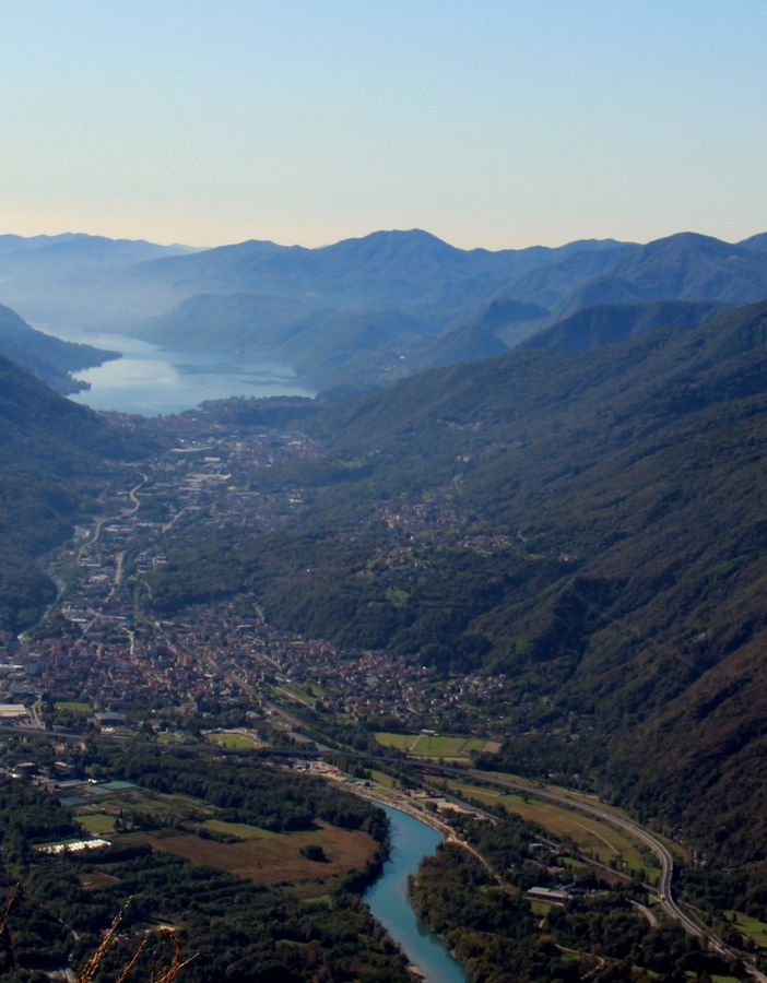 Nella foto: una panoramica del territorio che da Gravellona va verso Omegna e il Lago d'Orta