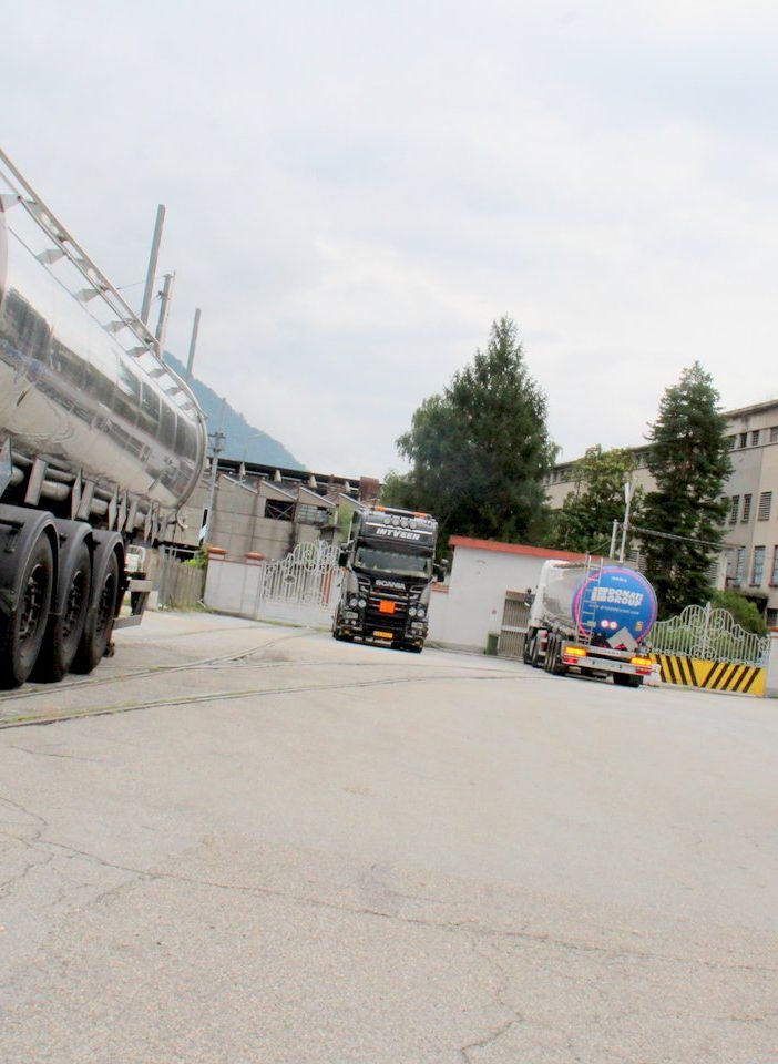 Rifiuti abbandonati lungo la ferrovia davanti alla Vinavil
