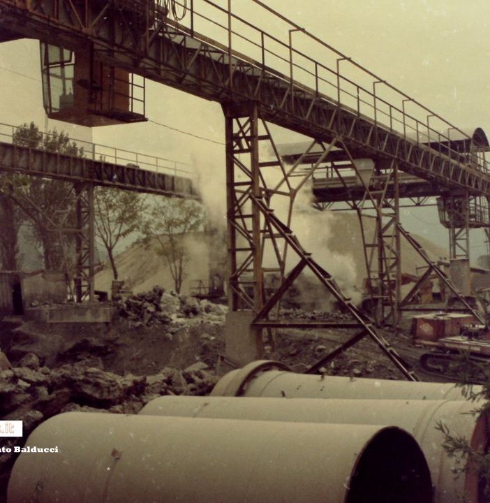Nelle foto: la Resider quando era in attività tra fine Anni Ottanta e inizio Anni Novanta e l'area che oggi viene spianata per essere recuperata