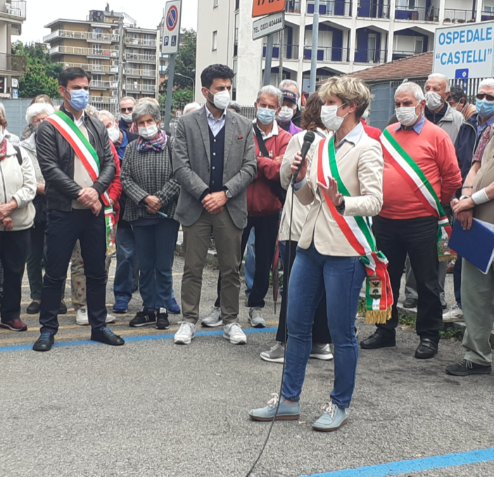 In tanti al presidio davanti al Castelli: la Lega nel mirino