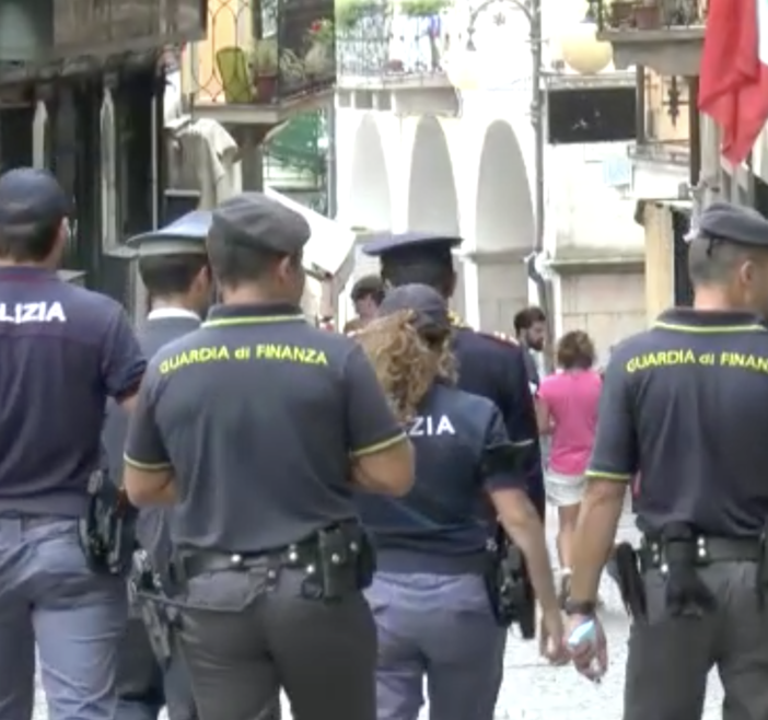 Quattro domesi arrestati: sono accusati di associazione per delinquere finalizzata alla frode fiscale e truffa